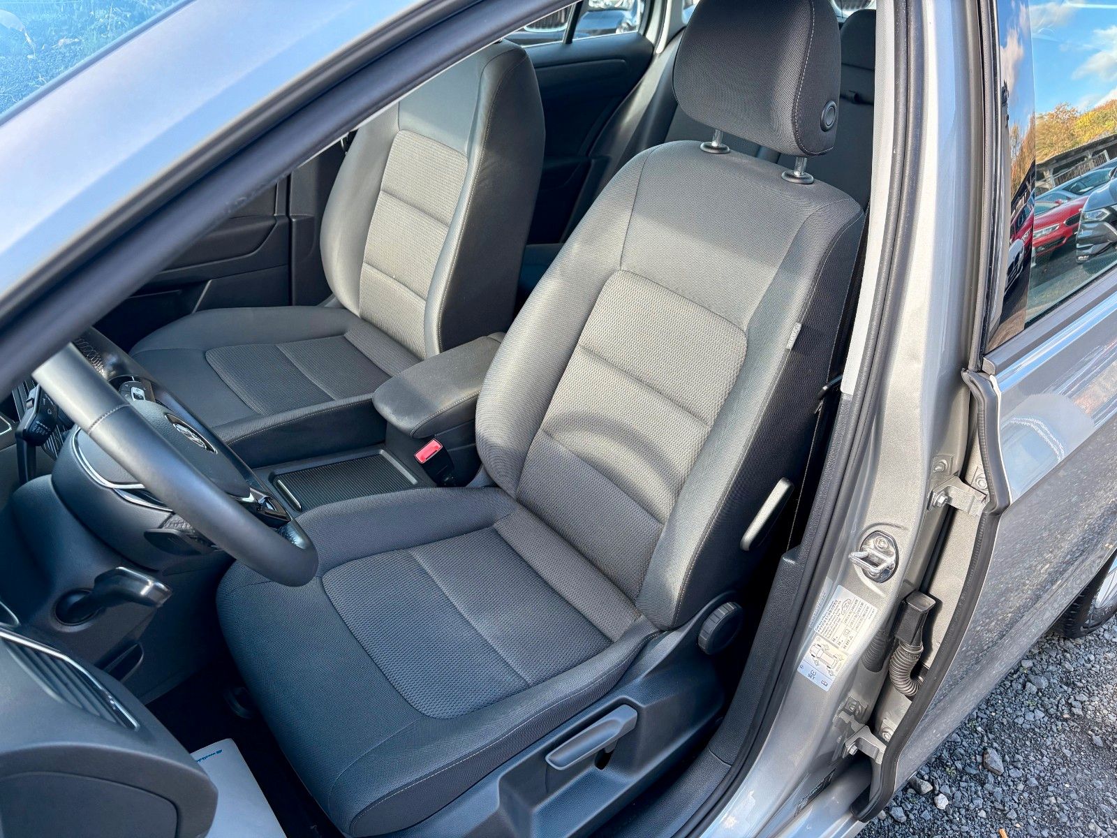 Fahrzeugabbildung Volkswagen Golf Sportsvan VII 1.5 TSI DSG Klima PDC 2.HAND
