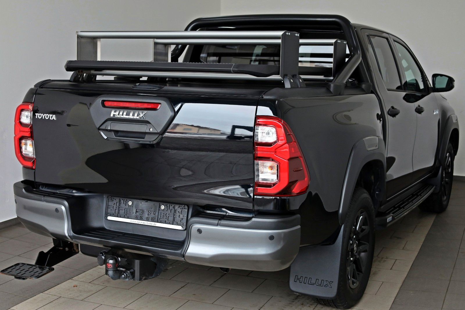 Fahrzeugabbildung Toyota Hilux 2.8 D-4D Invincible, Rollbügel, Rollo, AHK