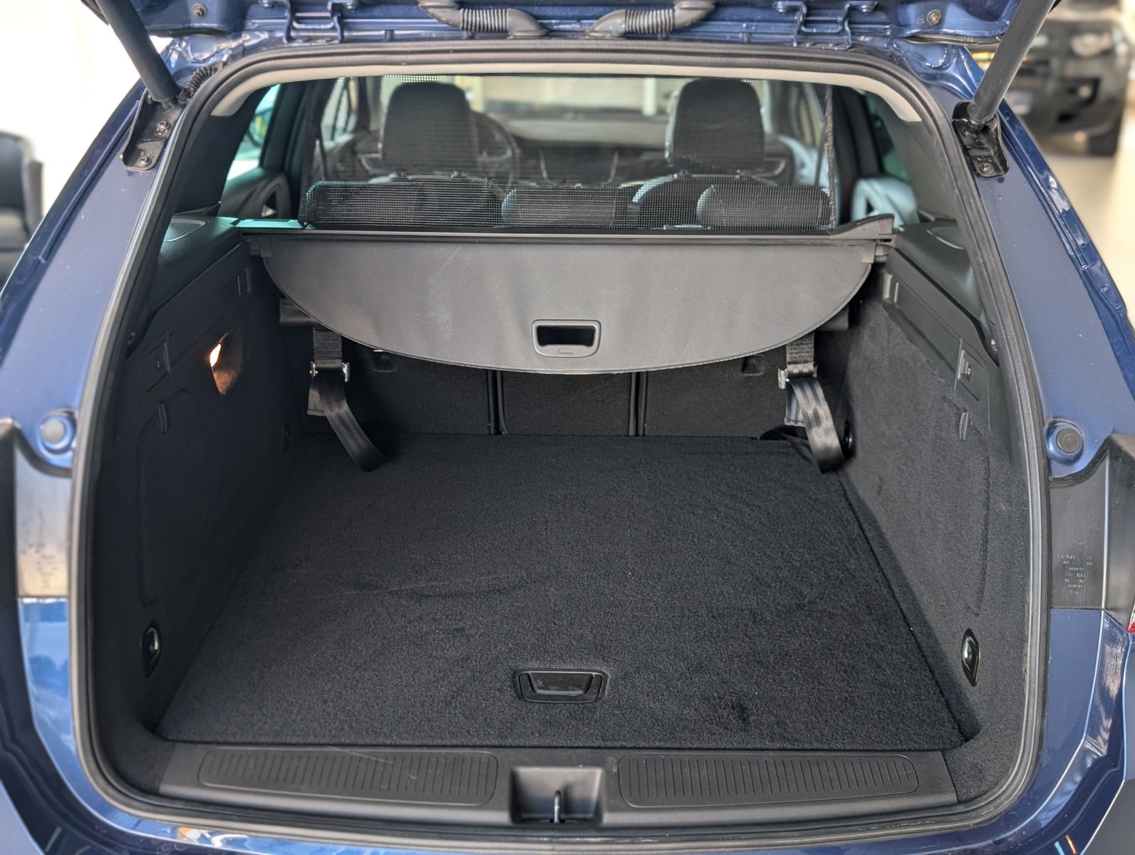 Fahrzeugabbildung Opel Astra Elegance PANORAMA LEDER MASSAGE MEMO 18"