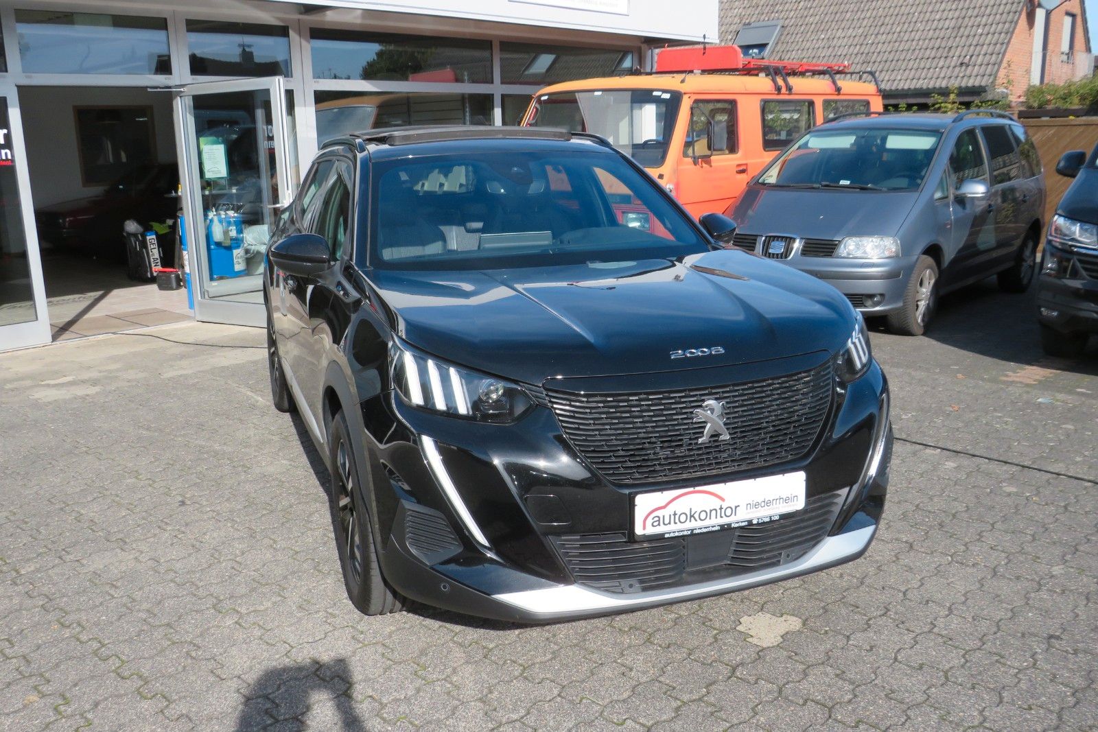 Fahrzeugabbildung Peugeot 2008 e- GT PANO NAVI KAMERA SITZH. PDC 1.HD