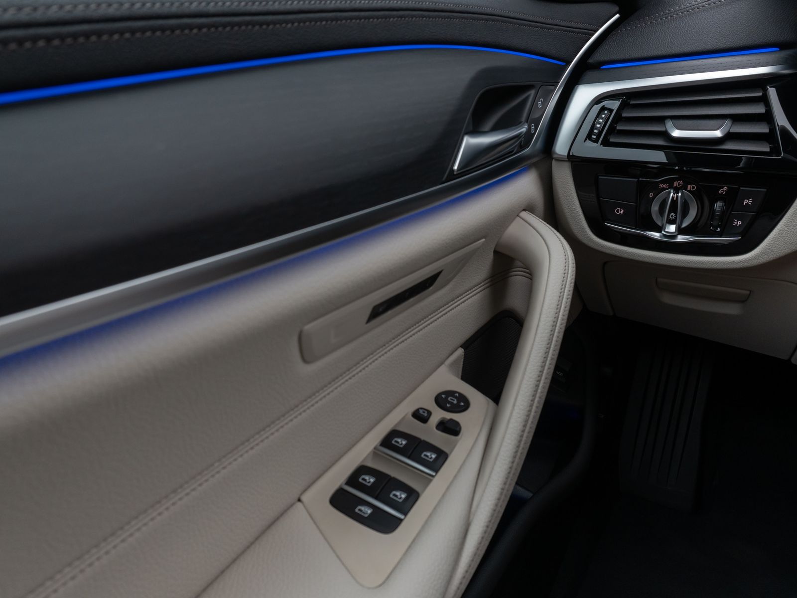 Fahrzeugabbildung BMW 520d  xD Luxury Line Panorama Kamera DAB H/K AHK