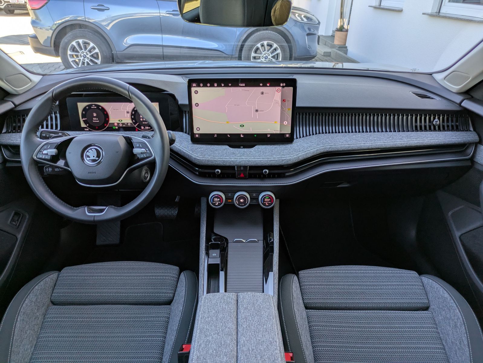 Fahrzeugabbildung SKODA Superb 2.0 TDI 4x4 Selection MATRIX*AHK*PANO*19"