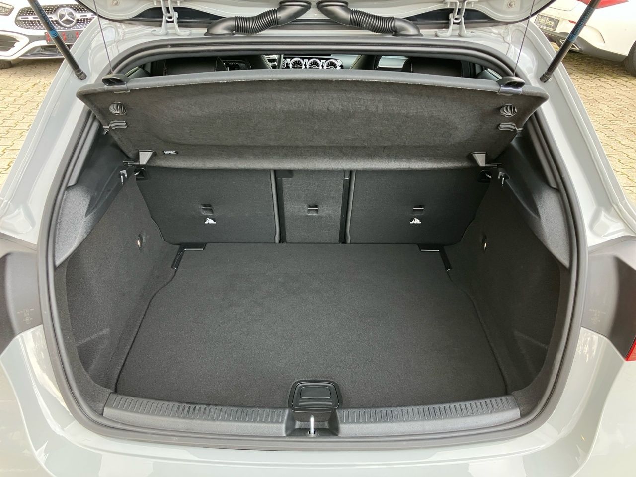 Fahrzeugabbildung Mercedes-Benz A 180 AMG Night Multibeam Kamera WinterP Totwink