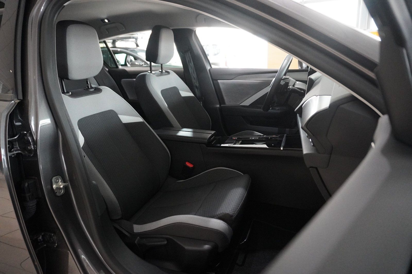 Fahrzeugabbildung Opel Astra L Lim. 1.6 HYBRID BUSINESS NAVI/LED/KAMERA