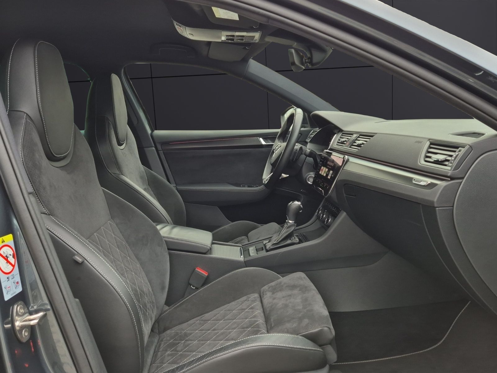 Fahrzeugabbildung SKODA Superb Combi TSI Sportline 4x4 DSG Standhzg. Mat