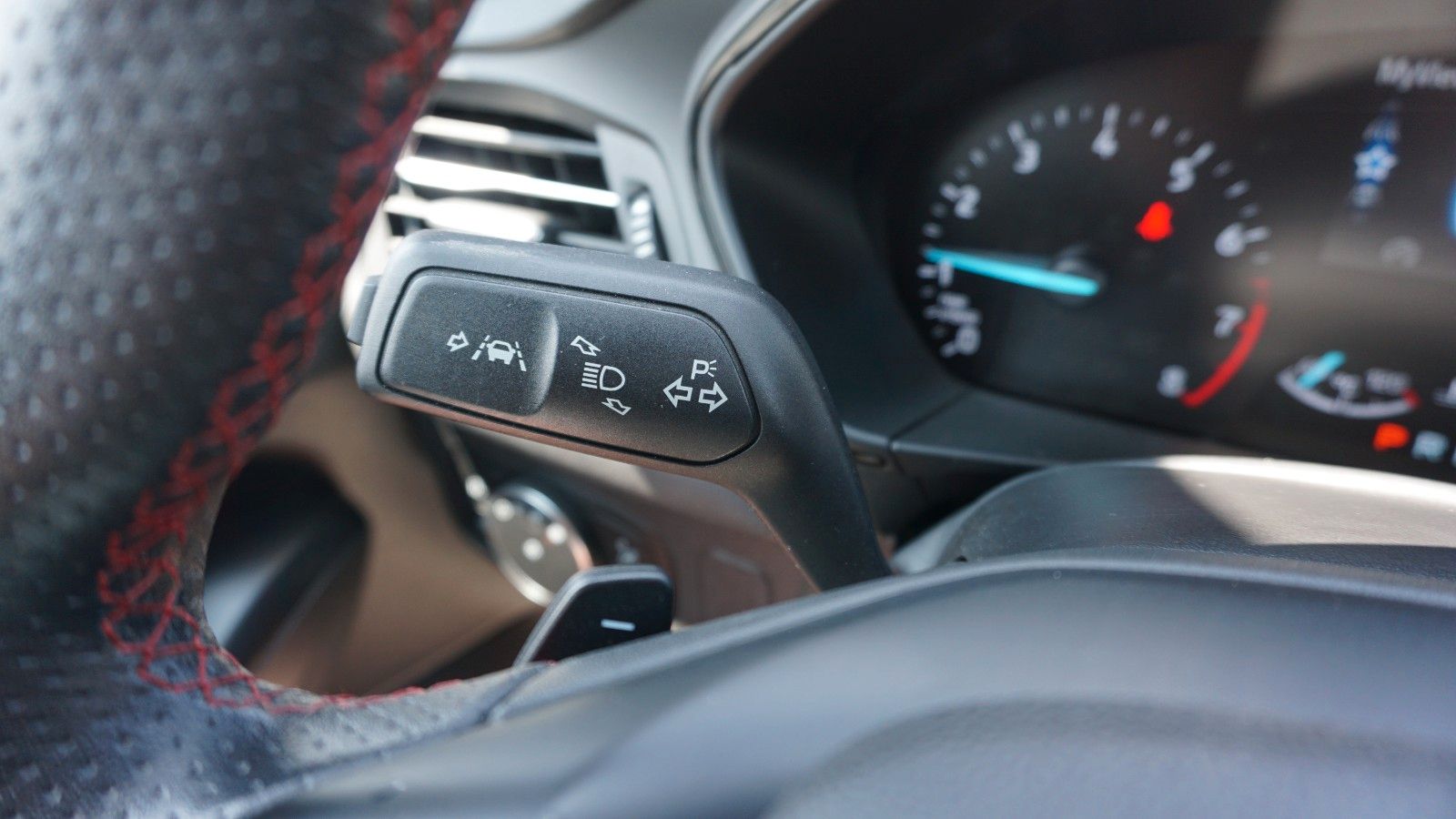 Fahrzeugabbildung Ford Focus Lim. ST-Line, LED, B&O Sound, Navi, Sport