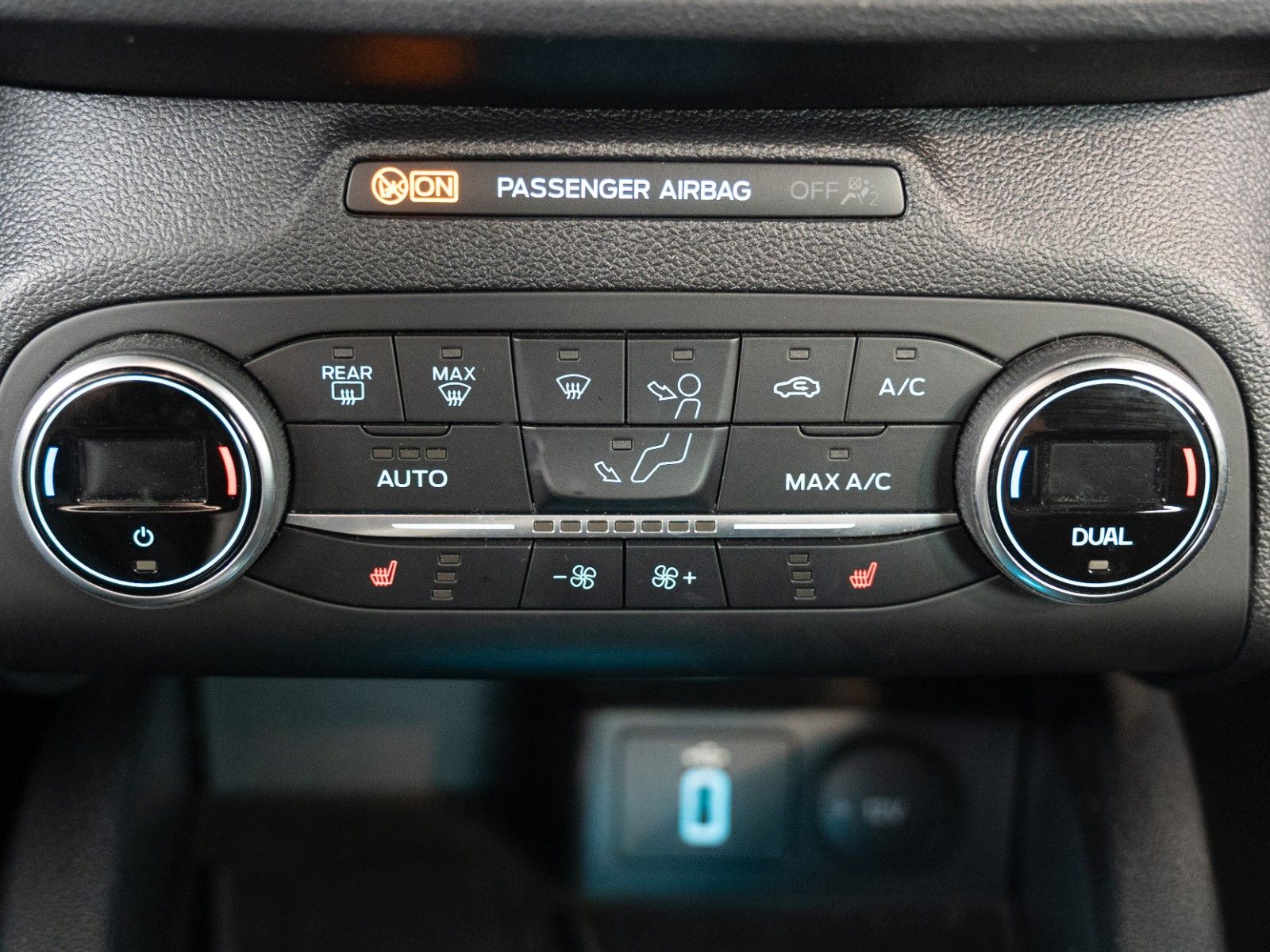 Fahrzeugabbildung Ford Focus Lim. ST-Line X AUTOM./PANO/SITZHZG./KAMERA