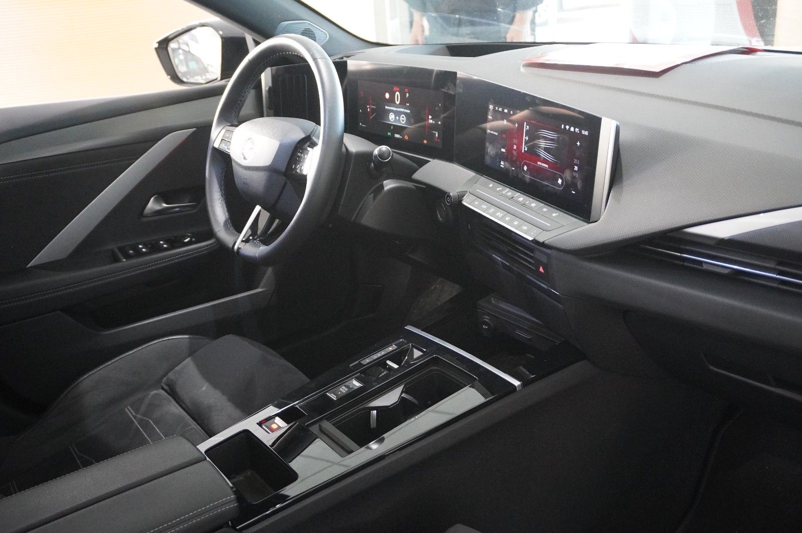 Fahrzeugabbildung Opel Astra L ST 1.2T ULTIMATE NAVI/LED/360° /PANO./SH