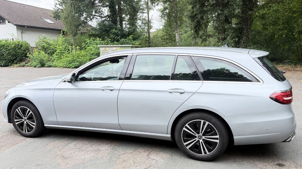 Image of Mercedes-Benz E 220