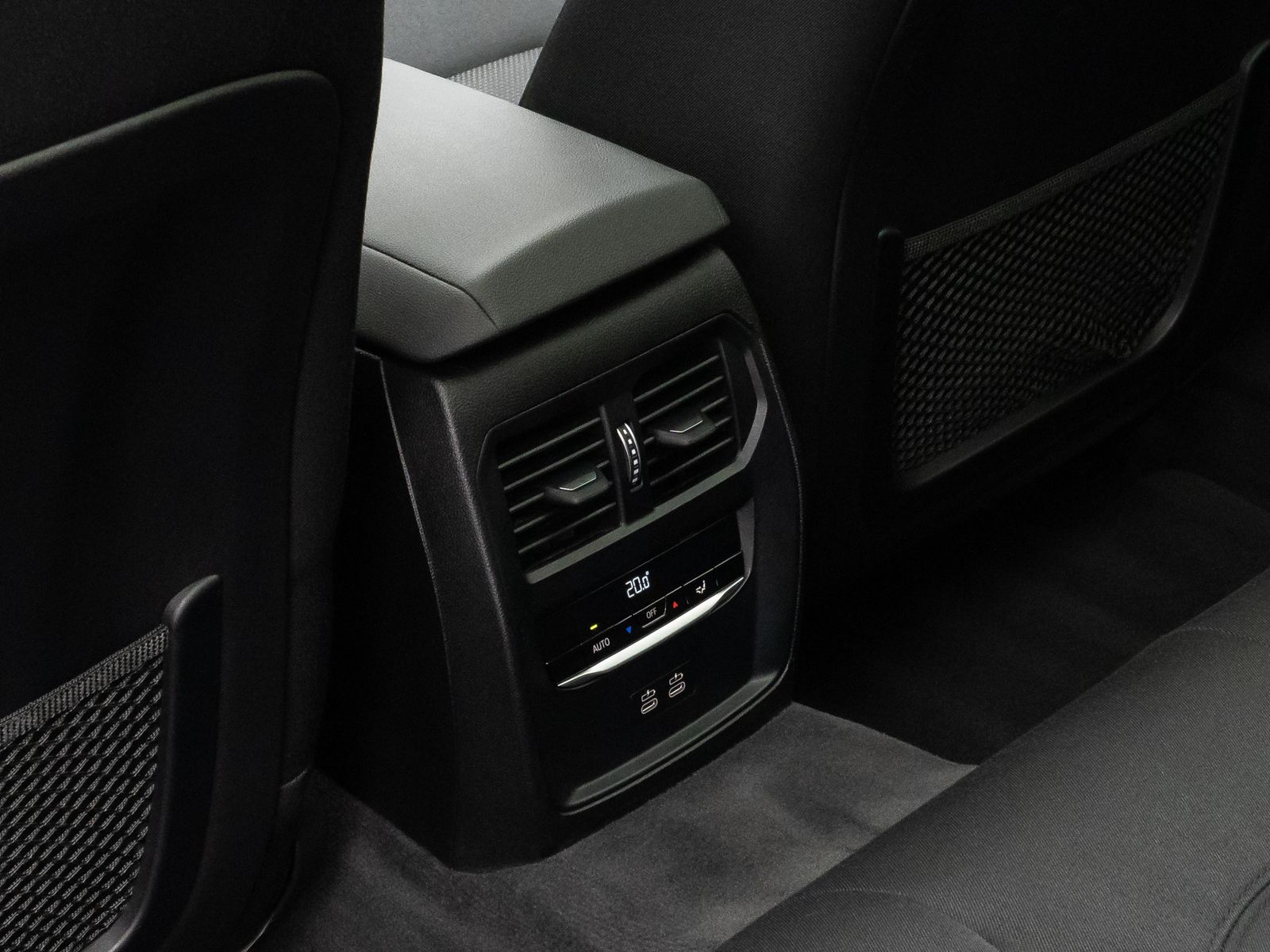 Fahrzeugabbildung BMW 330d Panorama Kamera H/K DAB Komfort Alarm LED