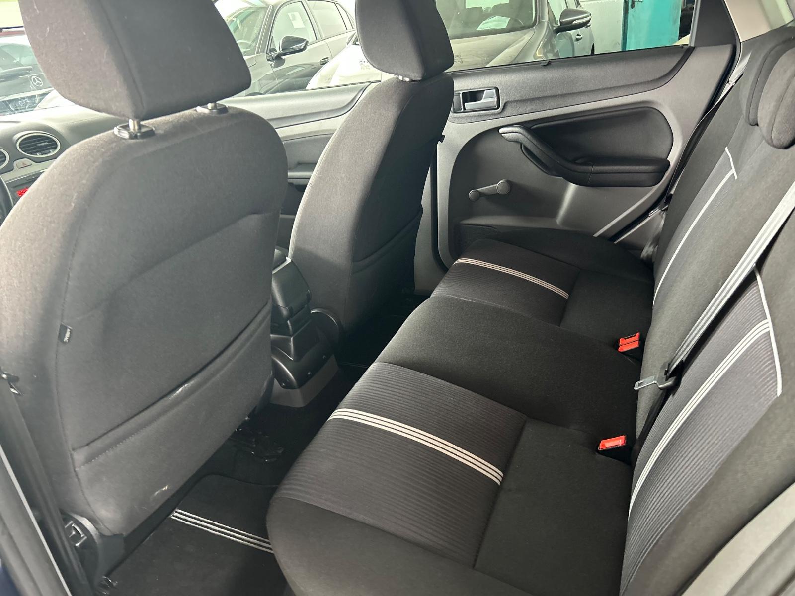Ford Focus 2011 — photo 10