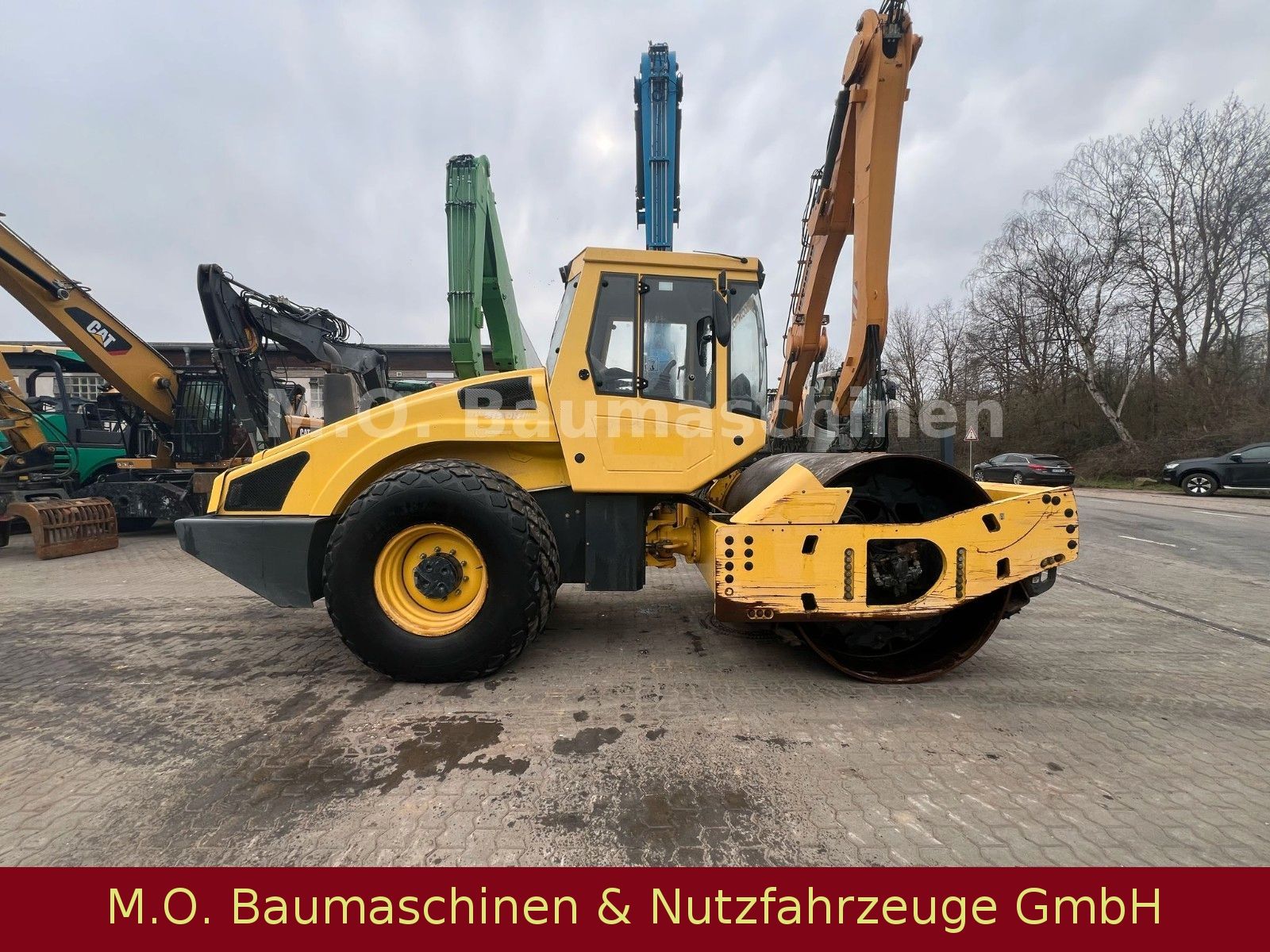 Fahrzeugabbildung BOMAG BW 213 D4-4BVC / 14,9 T / Walzenzug /