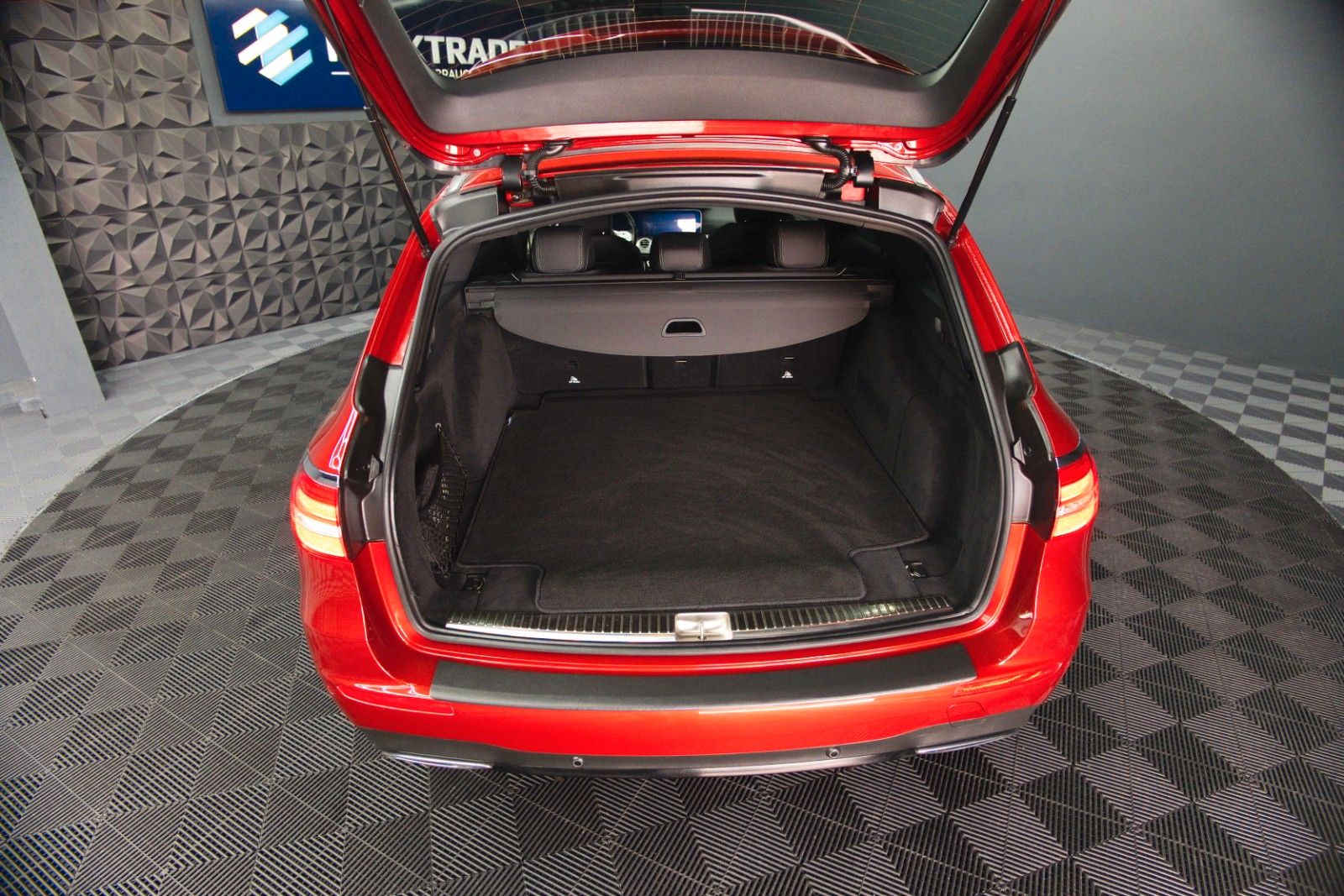Fahrzeugabbildung Mercedes-Benz E 400d T 4Matic AMG Night-Paket ACC Widescreen
