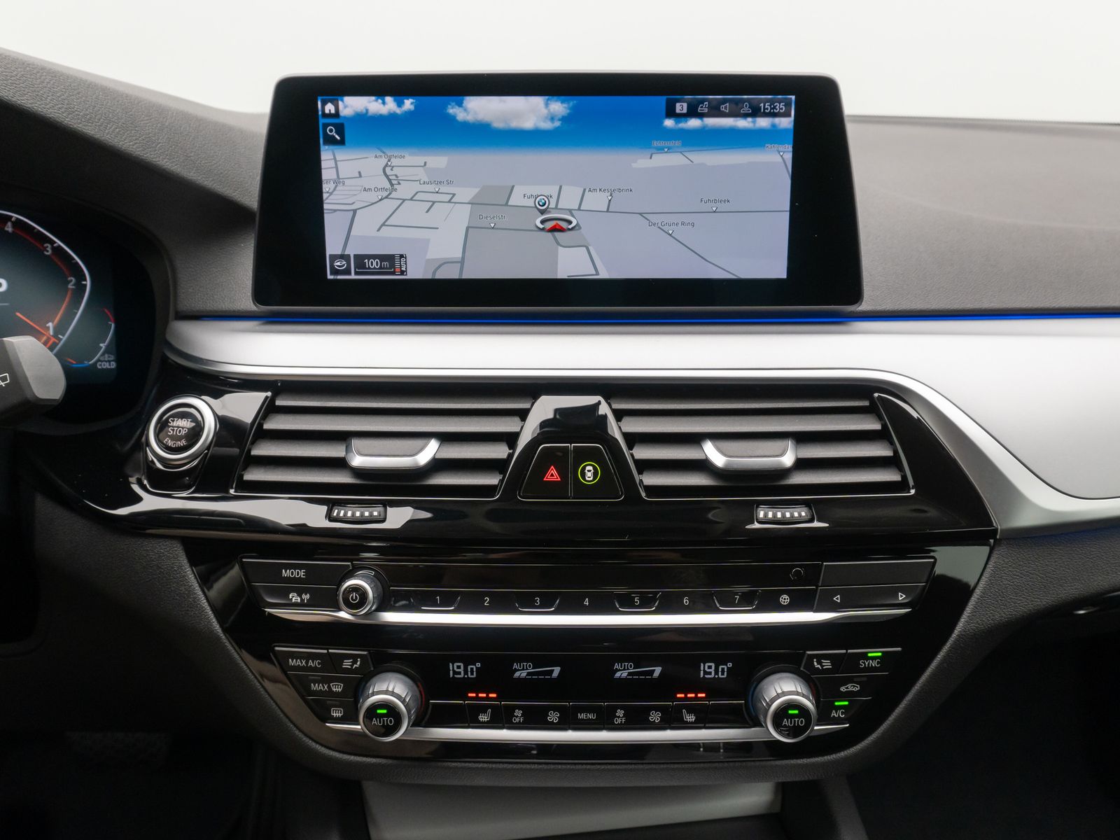 Fahrzeugabbildung BMW 520d xD HUD Kamera HiFi Alarm AHK FernlichtAssis