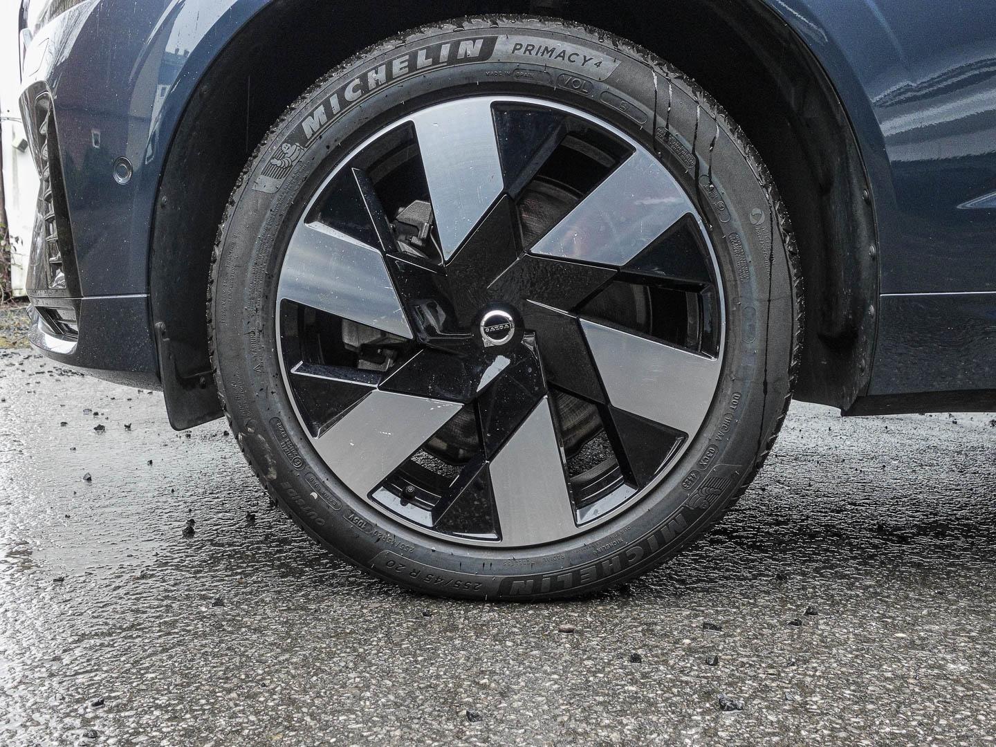 Volvo XC60 Plus Dark Recharge Plug-In Hybrid AWD T6 Tw