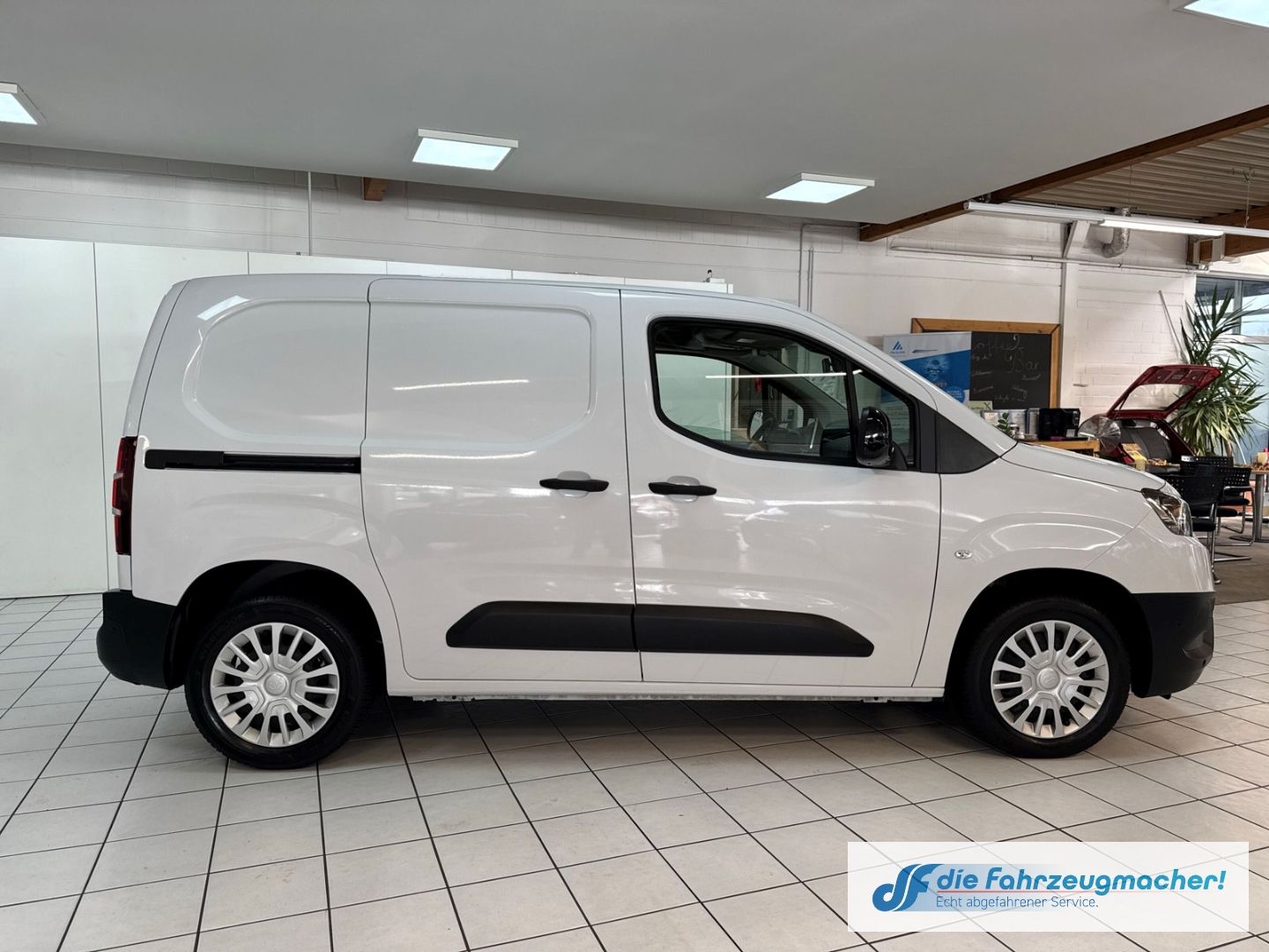 Fahrzeugabbildung Toyota Proace City L1 Meister Navi Apple CarPlay Androi