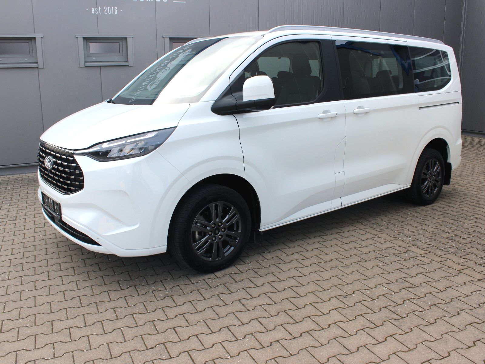 Fahrzeugabbildung Ford Tourneo Custom Plug-in Hybrid 340 L1 Titanium
