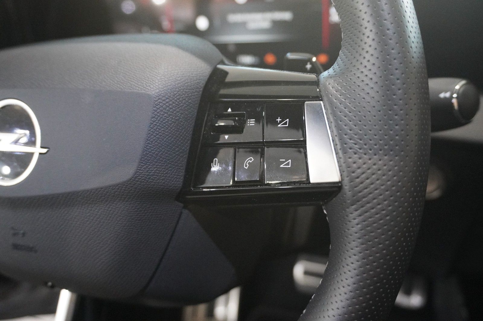 Fahrzeugabbildung Opel Astra L ST 1.2T ULTIMATE NAVI/LED/360°/HUD/AHK