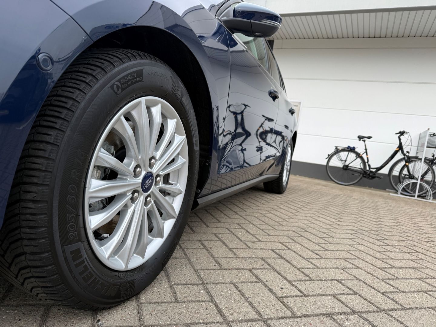 Fahrzeugabbildung Ford Focus Titanium X Turnier HUD Navi Digitales Cock