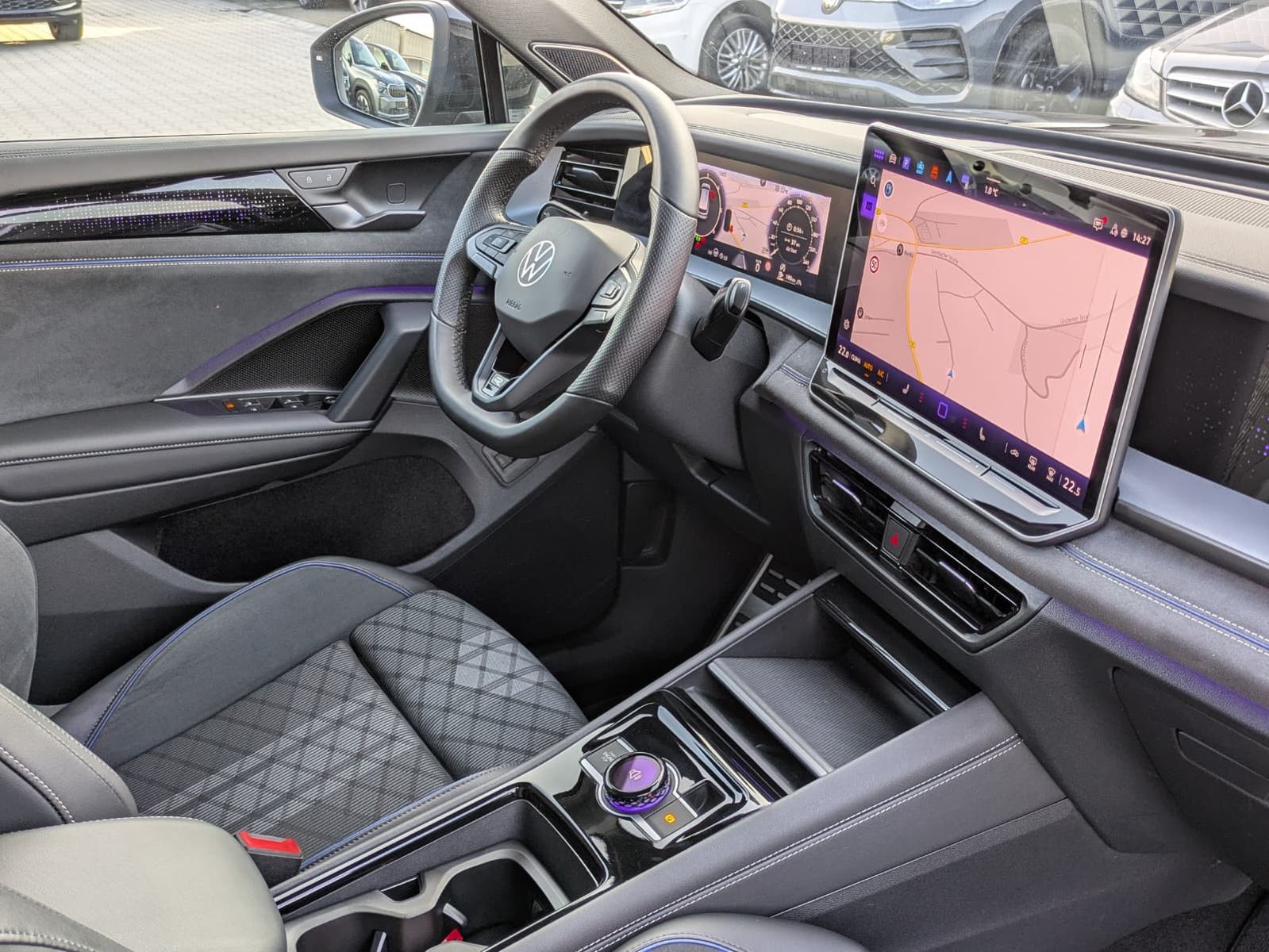 Fahrzeugabbildung Volkswagen Tayron 2.0 TDI 4M R-Line BLACK*7Si*MATRIX*PANO