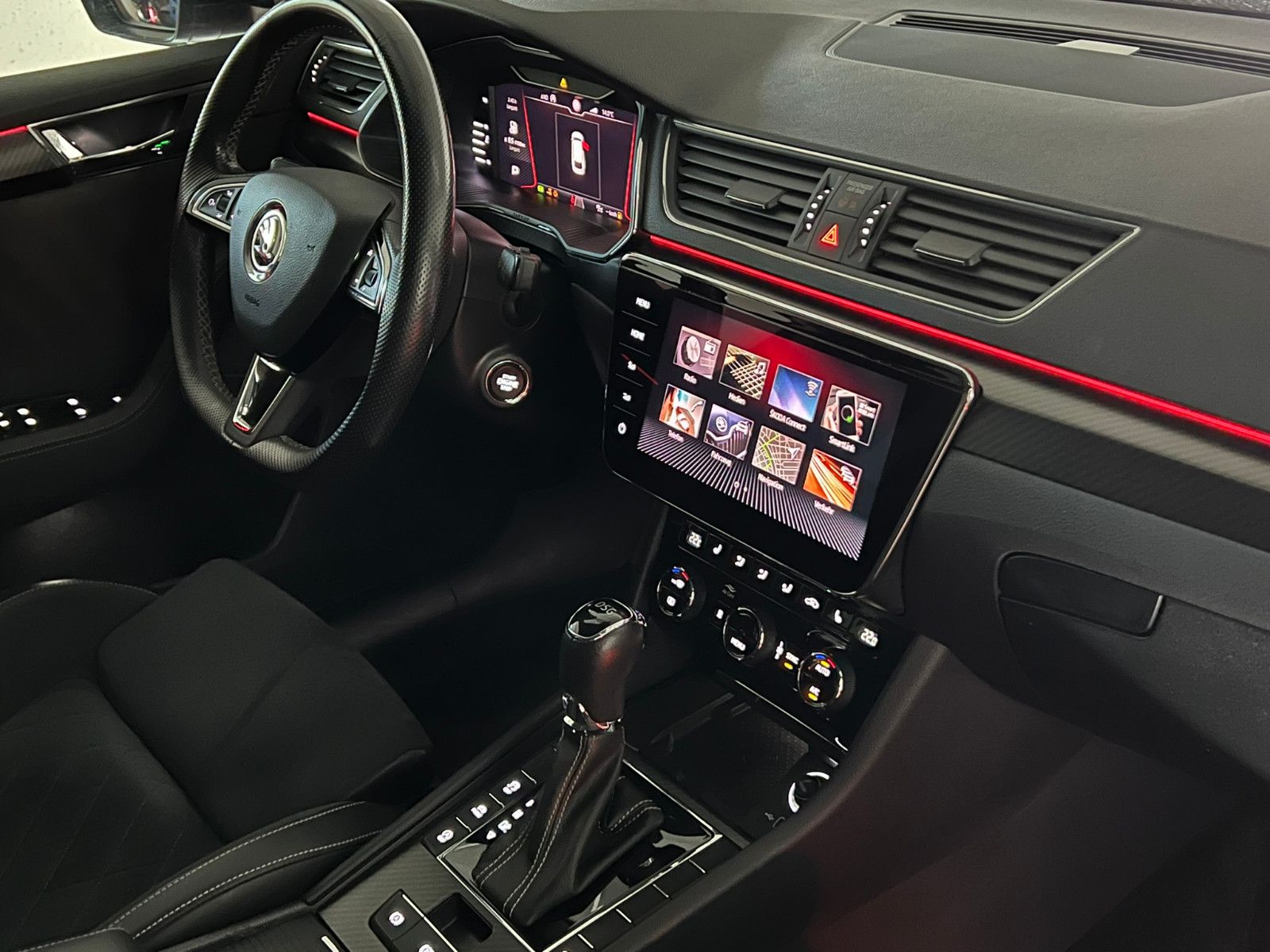 Fahrzeugabbildung SKODA Superb Combi SPORTLINE/LED/STHZ/AHK/ACC/VRTL