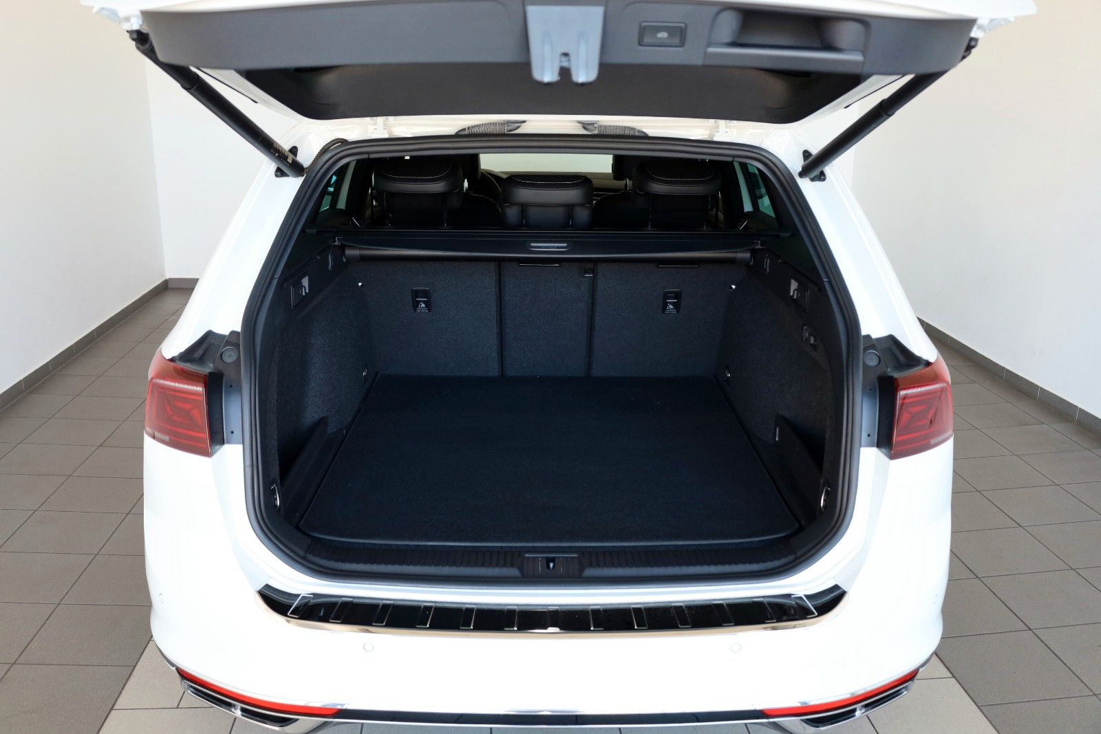 Fahrzeugabbildung Volkswagen Passat Variant R Line Leder,Navi,LED,ACC,CarPlay