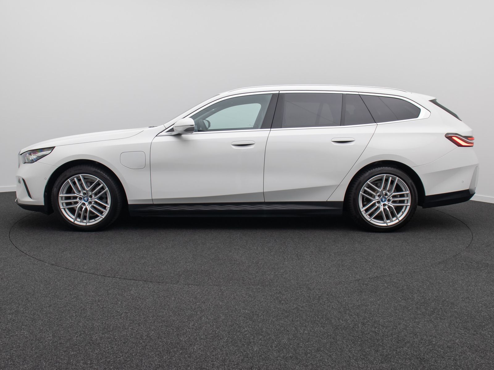 Fahrzeugabbildung BMW 530e Kamera DAB Alarm DigitKey Widscreen 19Zoll