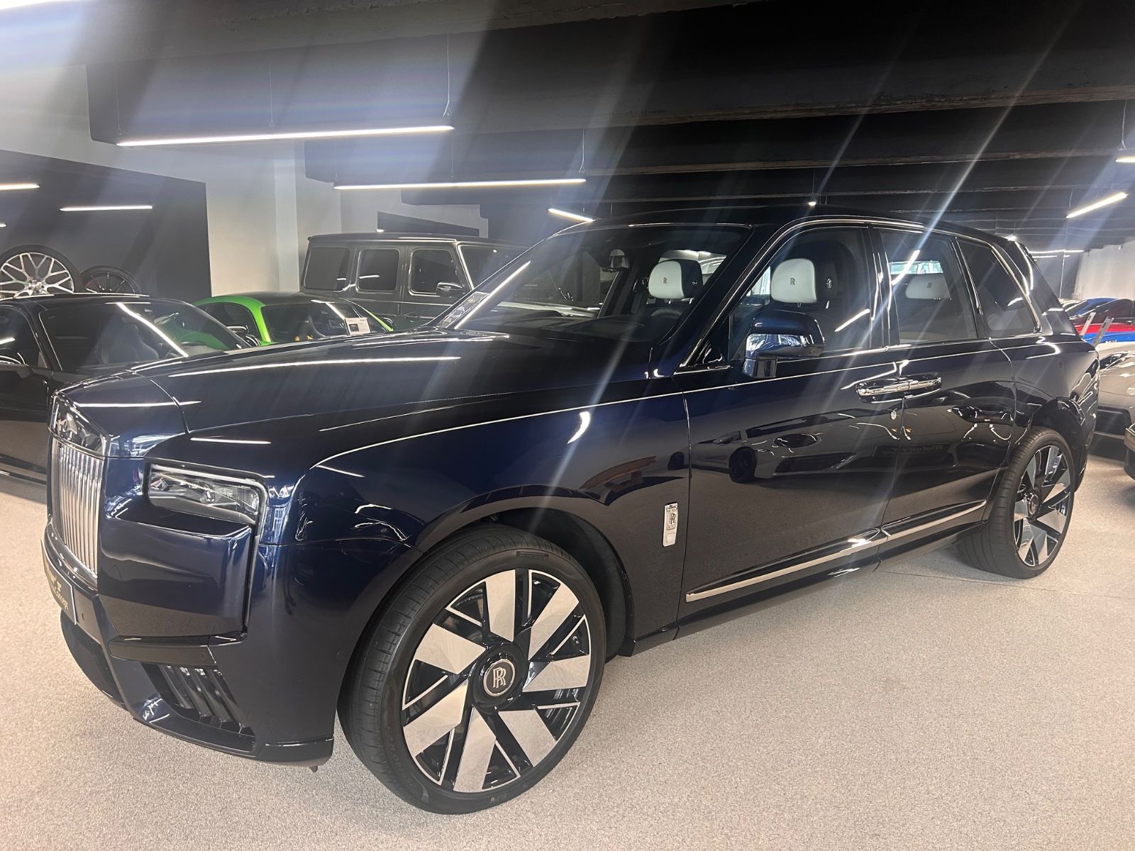 Rolls-Royce Cullinan -II SILVER BADGE
