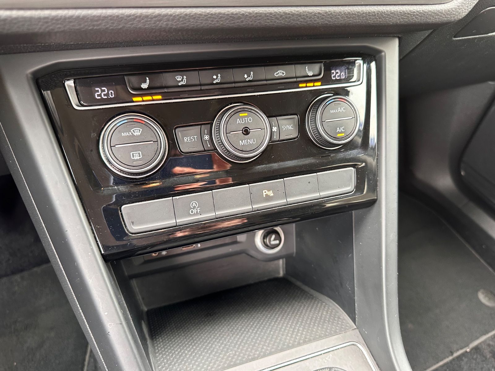 Fahrzeugabbildung Volkswagen Touran Comfortline 1.4 TSI 7-Sitze/ACC/SHZG/Navi