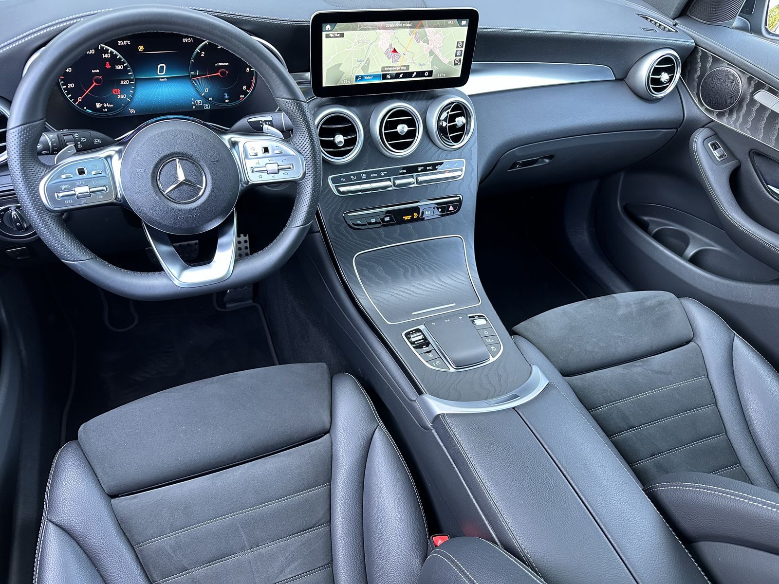 Fahrzeugabbildung Mercedes-Benz GLC 300d 4M AMG-Line NAV+LED+KAM+PANO+CARPLAY+VC