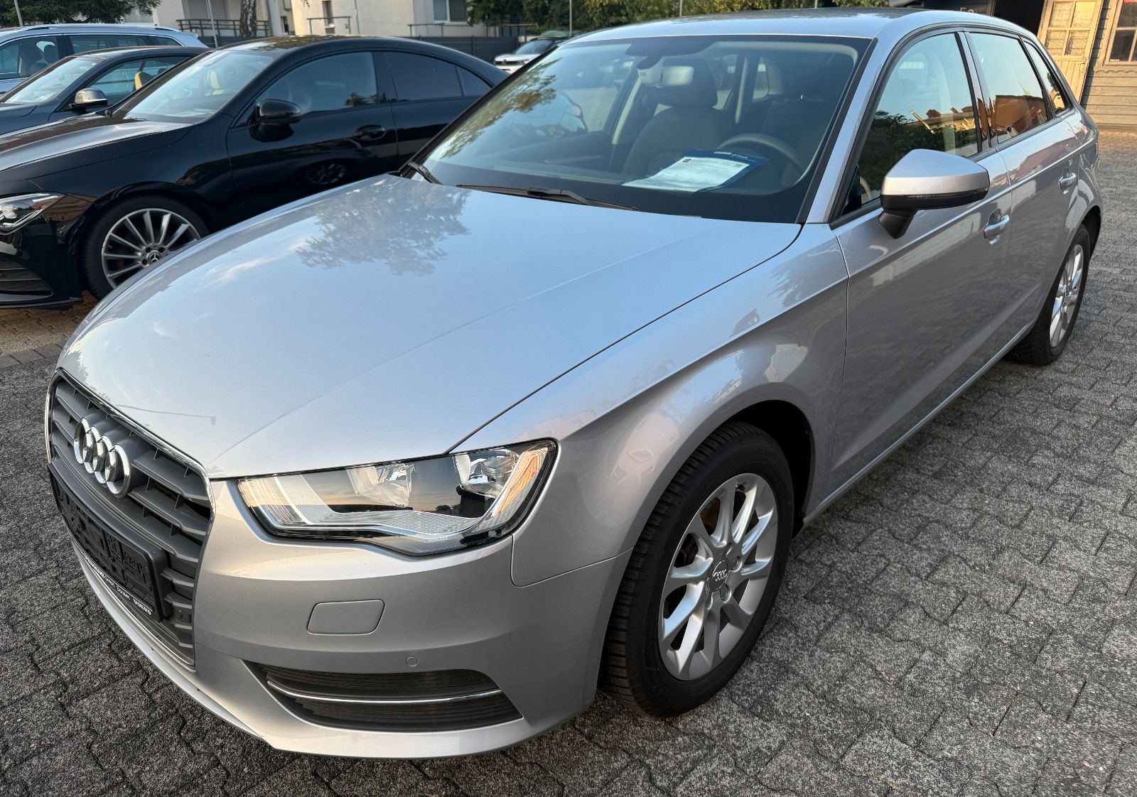 AUDI A3 Sportback Klima/MMI/PDS/AHK/Allwetterreifen