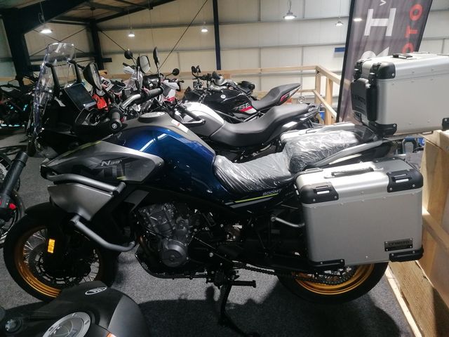 CFMOTO 800 MT Touring mit Koffern