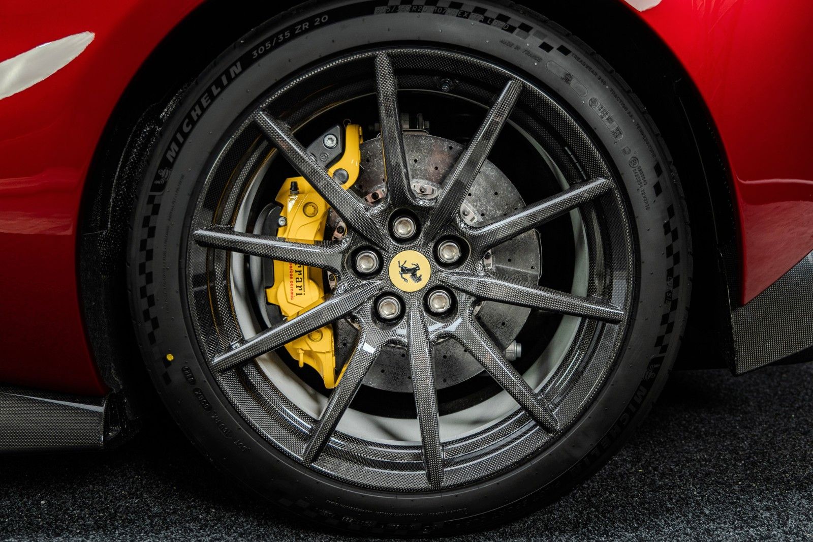 Fahrzeugabbildung Ferrari 296 GTB Speciale + Carbon + Lipstick Red + Lift