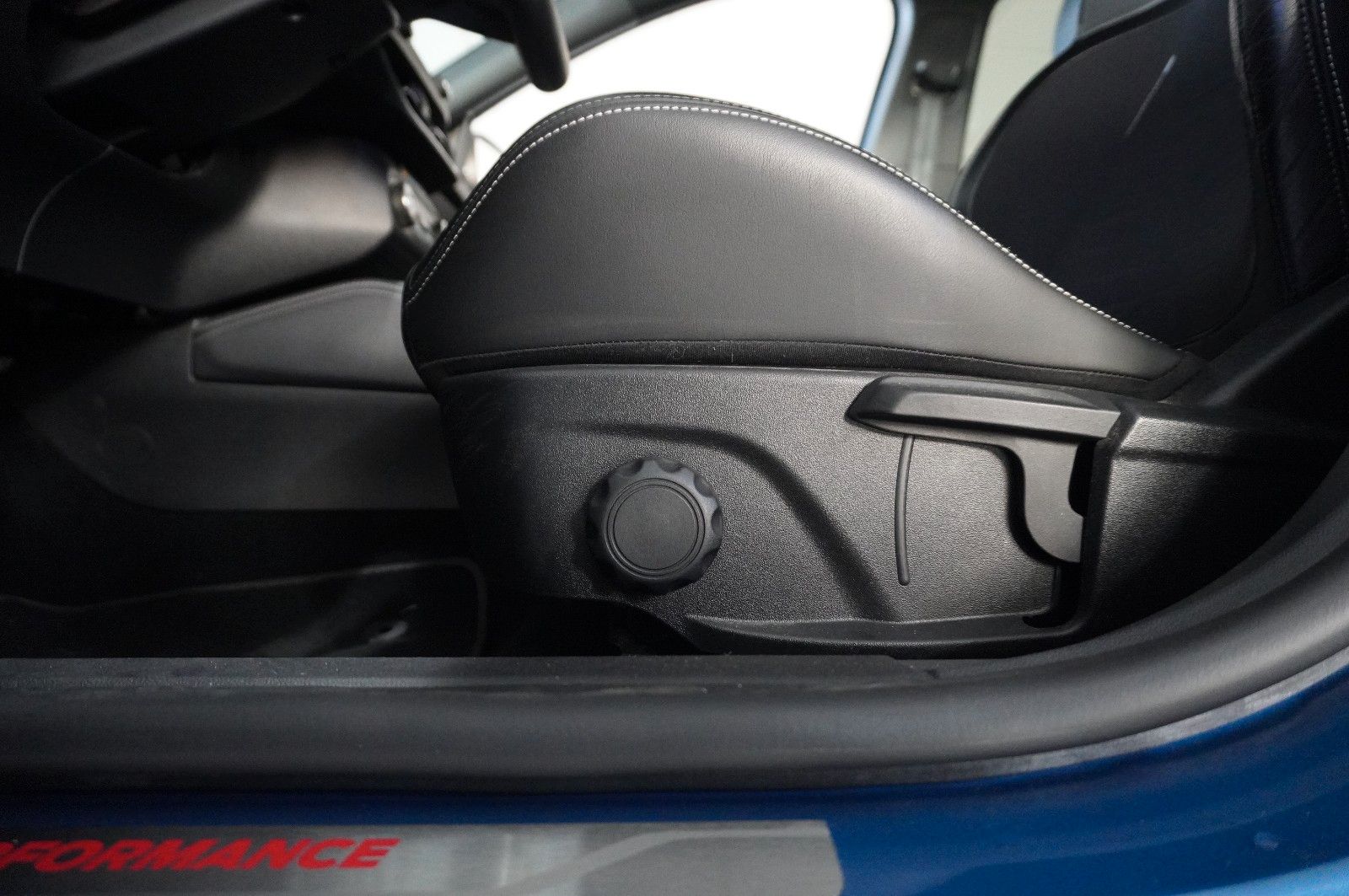 Fahrzeugabbildung Ford Focus Lim. ST 2.3 ECOBOOST NAVI/LED/SH/SPORT/B&O