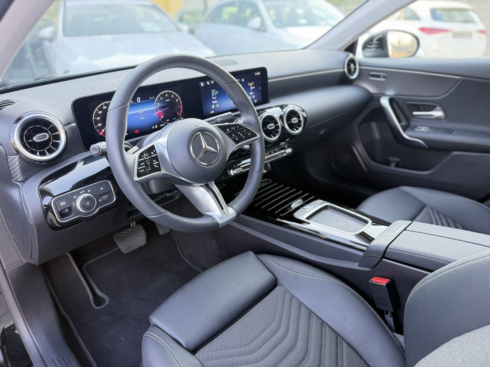 Fahrzeugabbildung Mercedes-Benz A180 Lim. PROGRESSIVE*KAMERA*LED*LENKRADHEIZUNG*