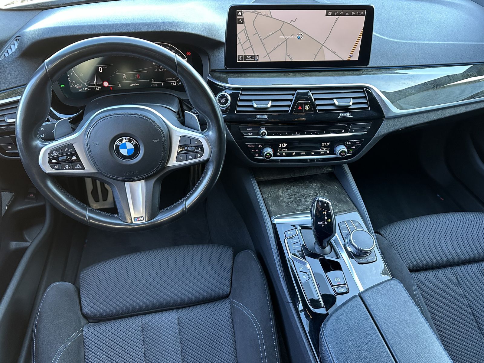 Fahrzeugabbildung BMW 530e Touring xDrive M-Sport NAV+LED+AHK+ACC+H&K