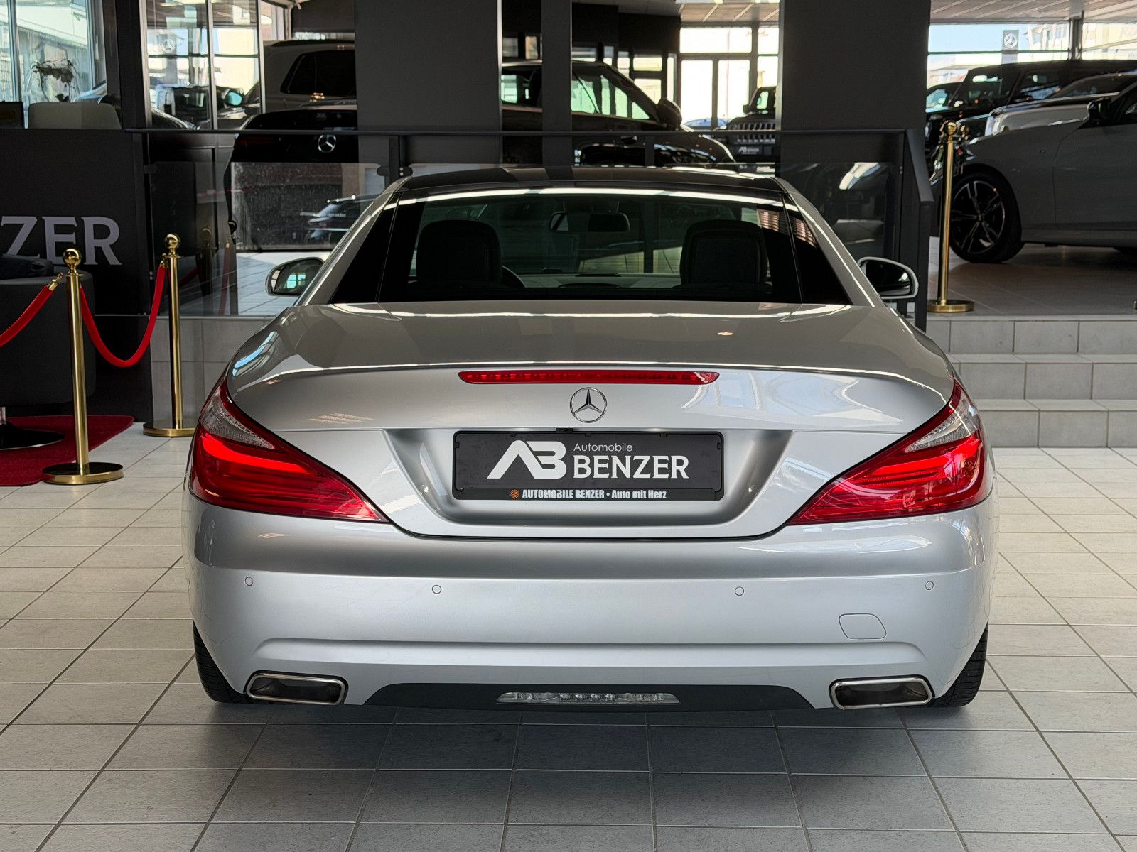 Fahrzeugabbildung Mercedes-Benz SL 350 /AMG/HARMAN-KARDON/MEMORY/T-WINKEL