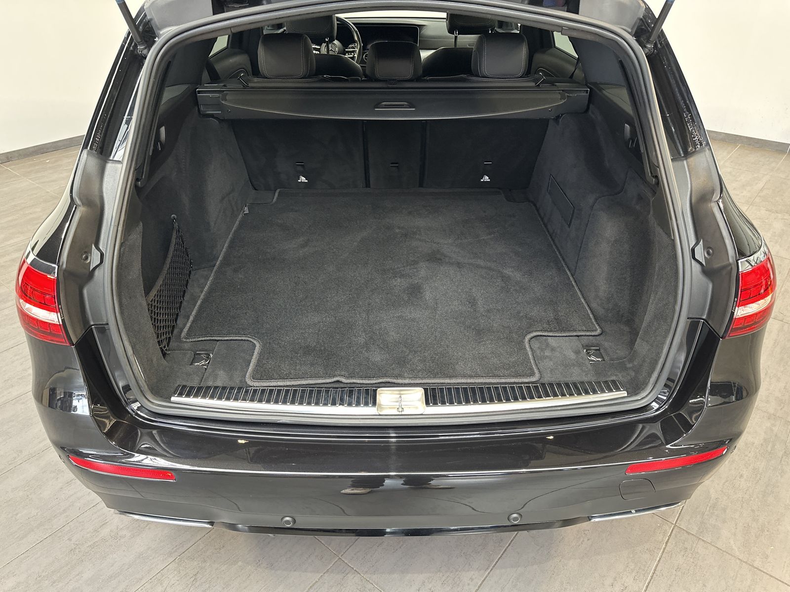 Fahrzeugabbildung Mercedes-Benz E 300d 4M T AMG-Line NAV+LED+360°+WIDESCREEN+ACC