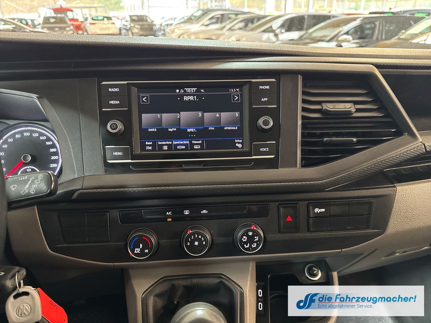 Fahrzeugabbildung Volkswagen Transporter T6.1 Kombi lang FWD DAB Notbremsass