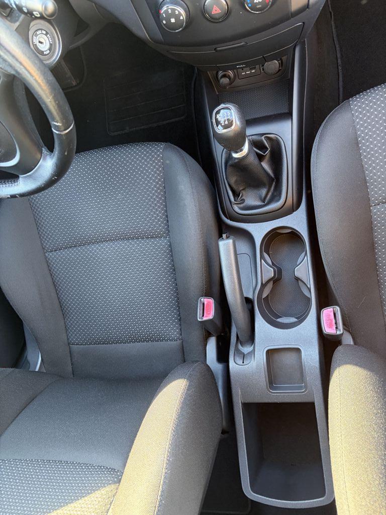 Hyundai i30 2010 — photo 9