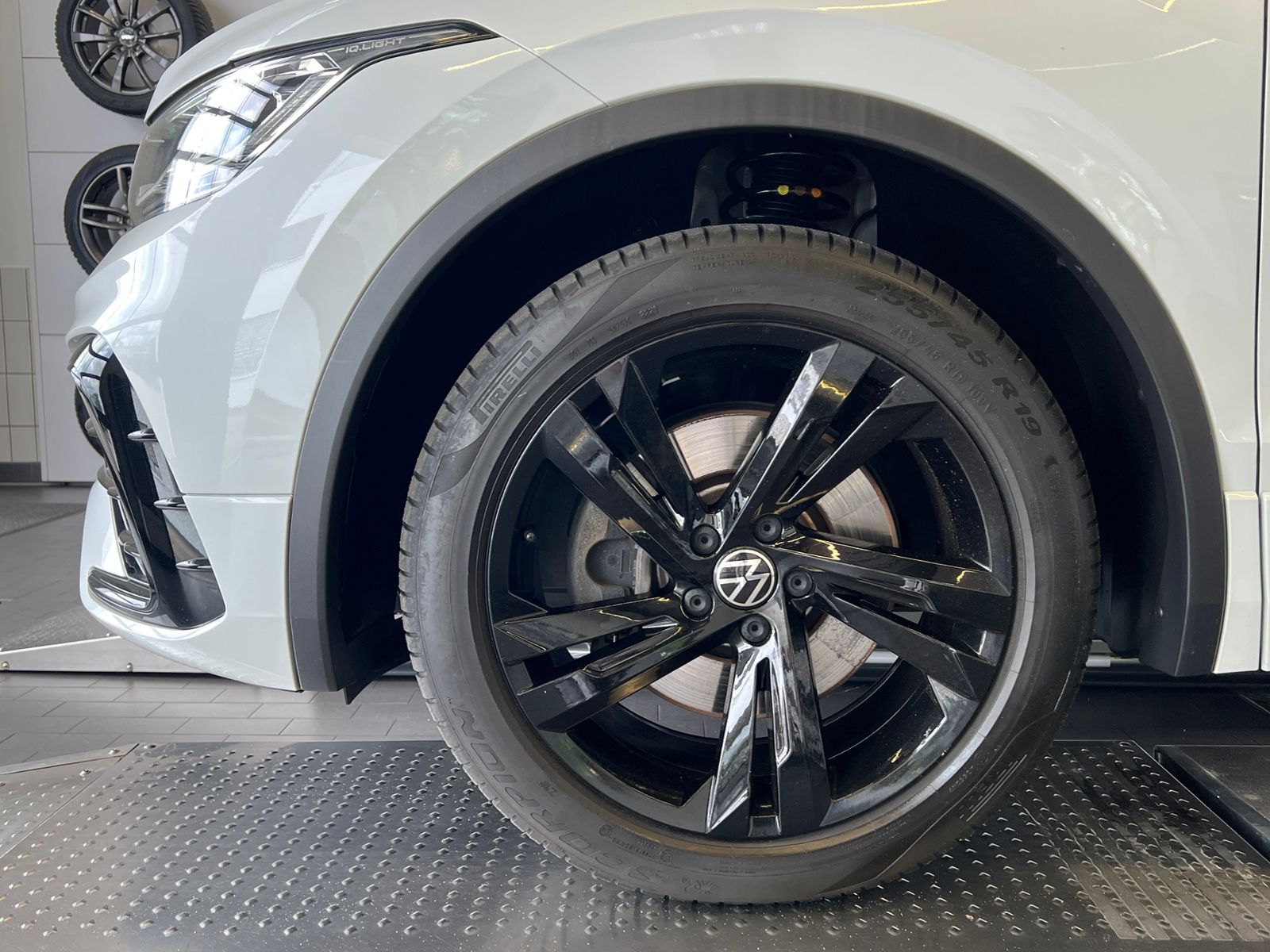 Fahrzeugabbildung Volkswagen Tiguan R-Line 2.0 TDI DSG 4Motion *Matrix-LED, P