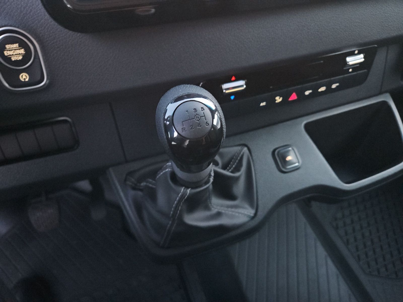 Fahrzeugabbildung Mercedes-Benz Sprinter 317 Kombi L2H2 Mobility Rollstuhl Lift