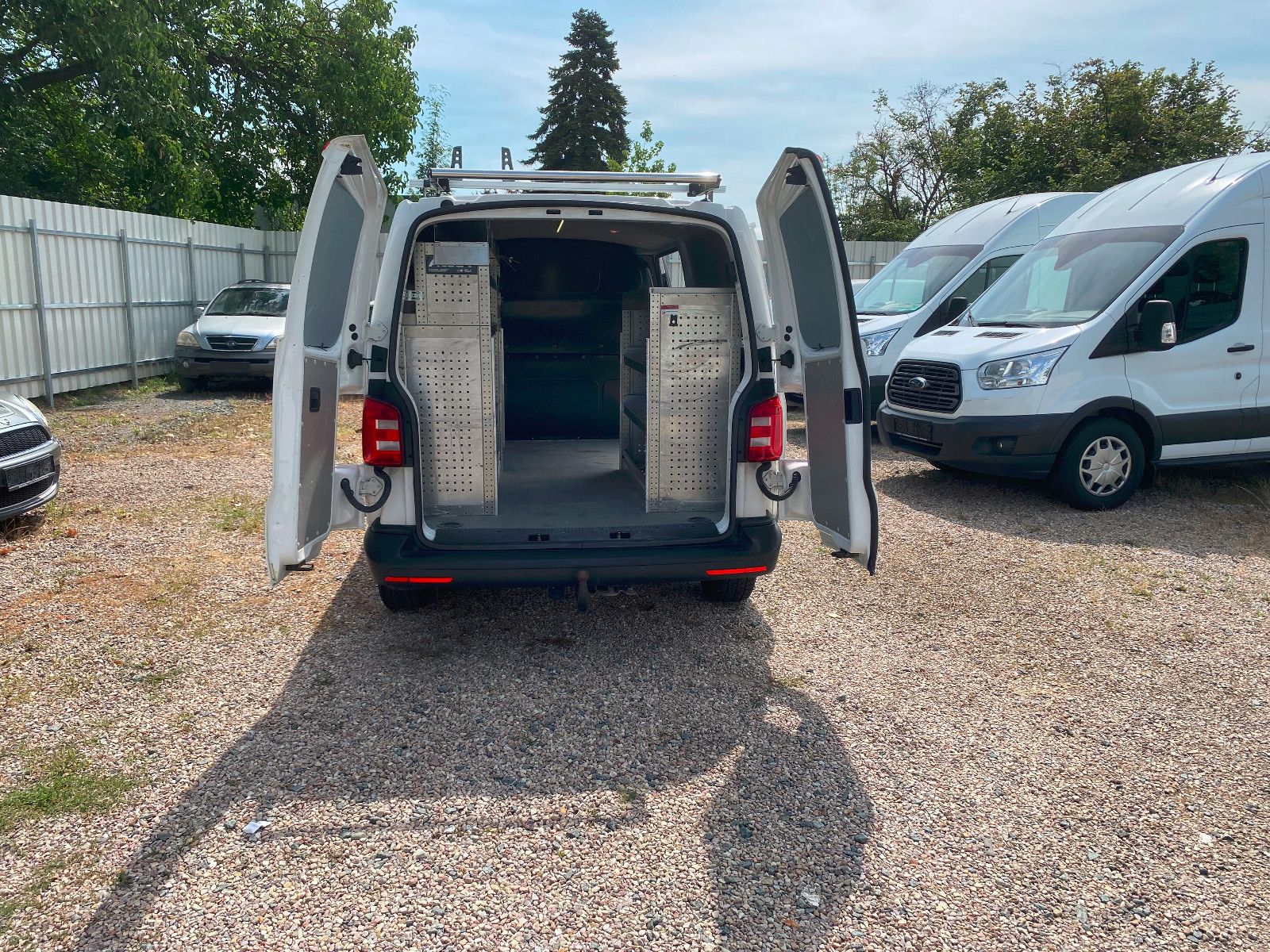 Fahrzeugabbildung Volkswagen T6TransporterKasten lang,AHK,REGALE,StH,67781Km
