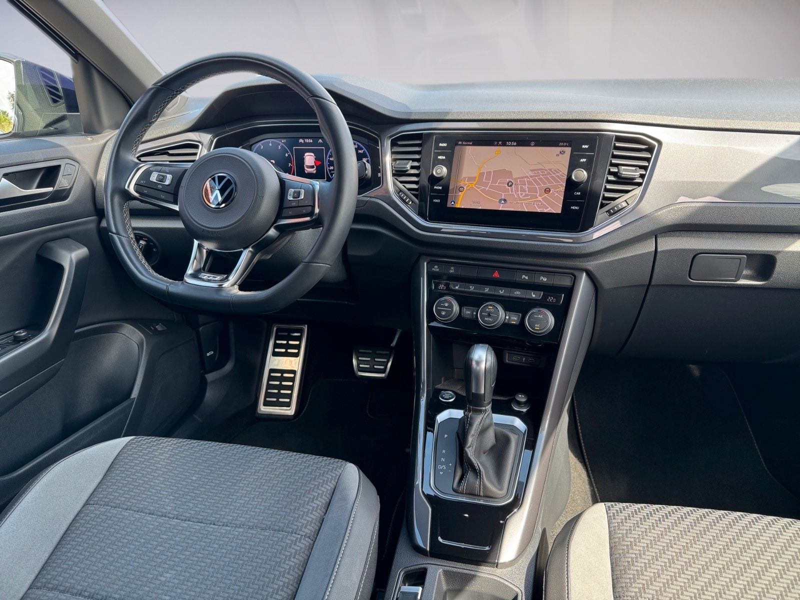 Fahrzeugabbildung Volkswagen T-Roc Sport R-Line 1.5 TSI