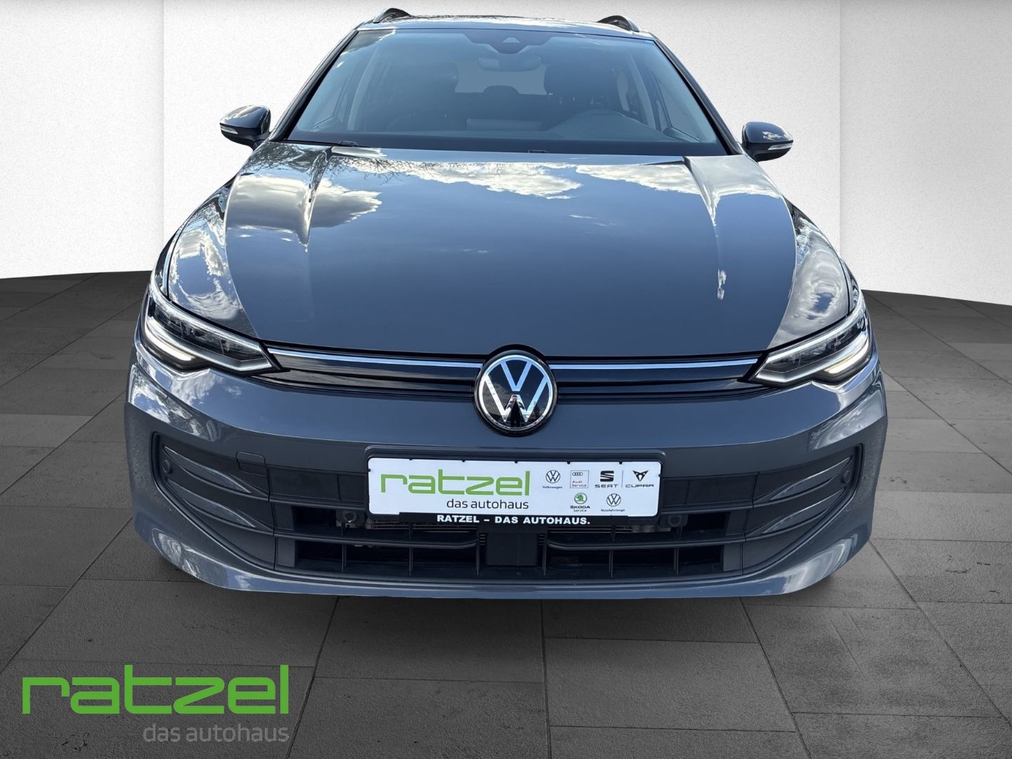 Fahrzeugabbildung Volkswagen Golf Variant Life 1.5 TSI Digitales Cockpit LED