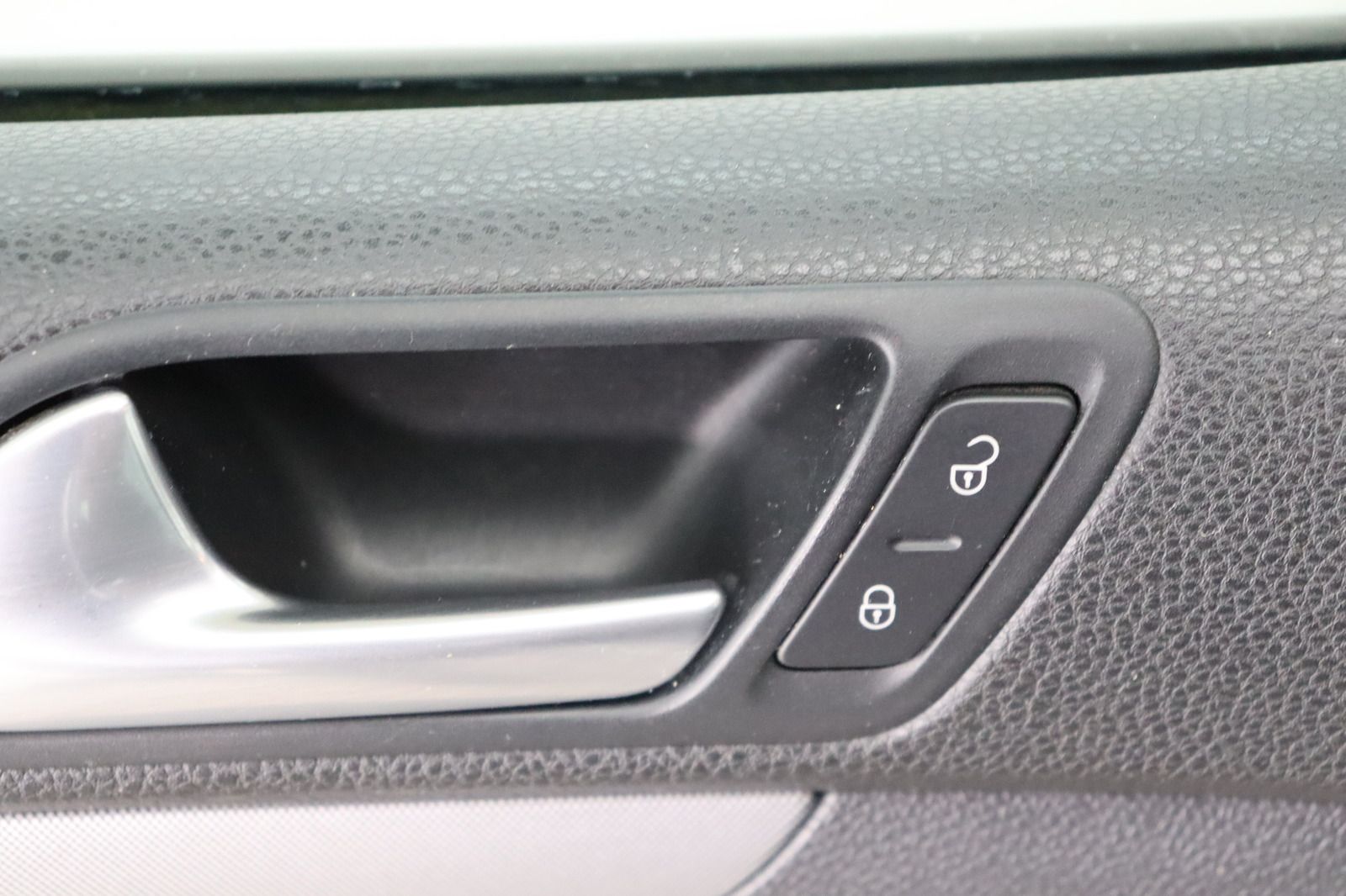 Fahrzeugabbildung Volkswagen Golf V 2.0 TDI DSG Tour HU 04.2028
