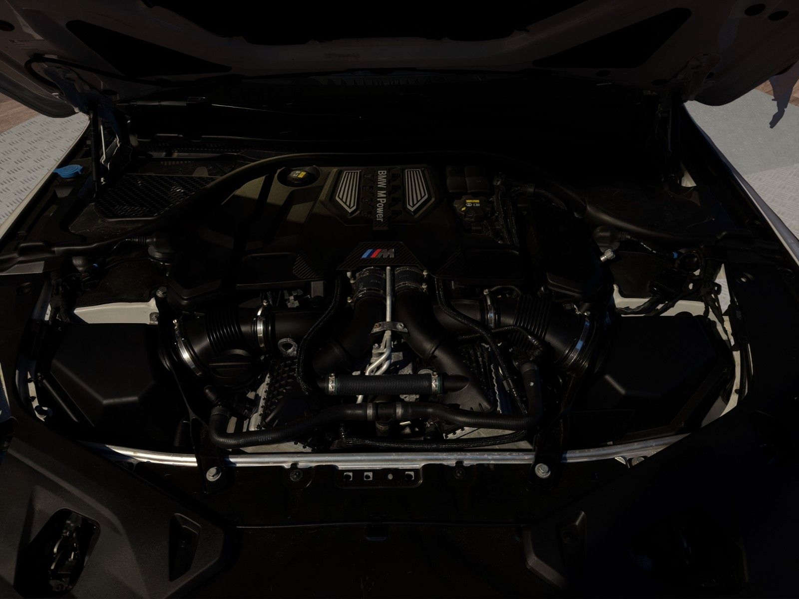 Fahrzeugabbildung BMW M8 Comp xDrive B&W/Keramik/SportAGA/Carbon/Laser