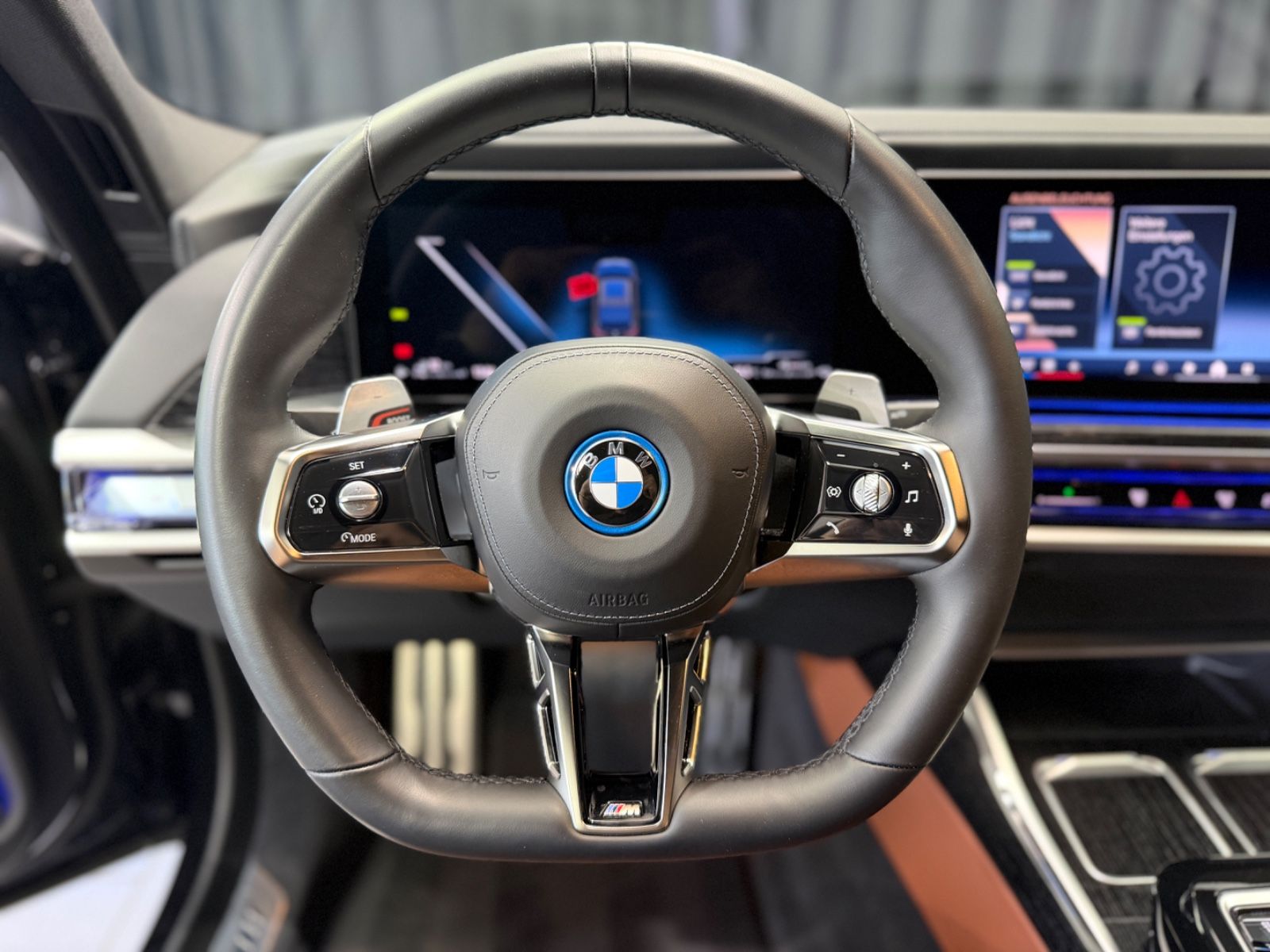 Fahrzeugabbildung BMW 750e xDrive M Sport Pro|TV|B&W|MASSAGE|SKY-LOUNG