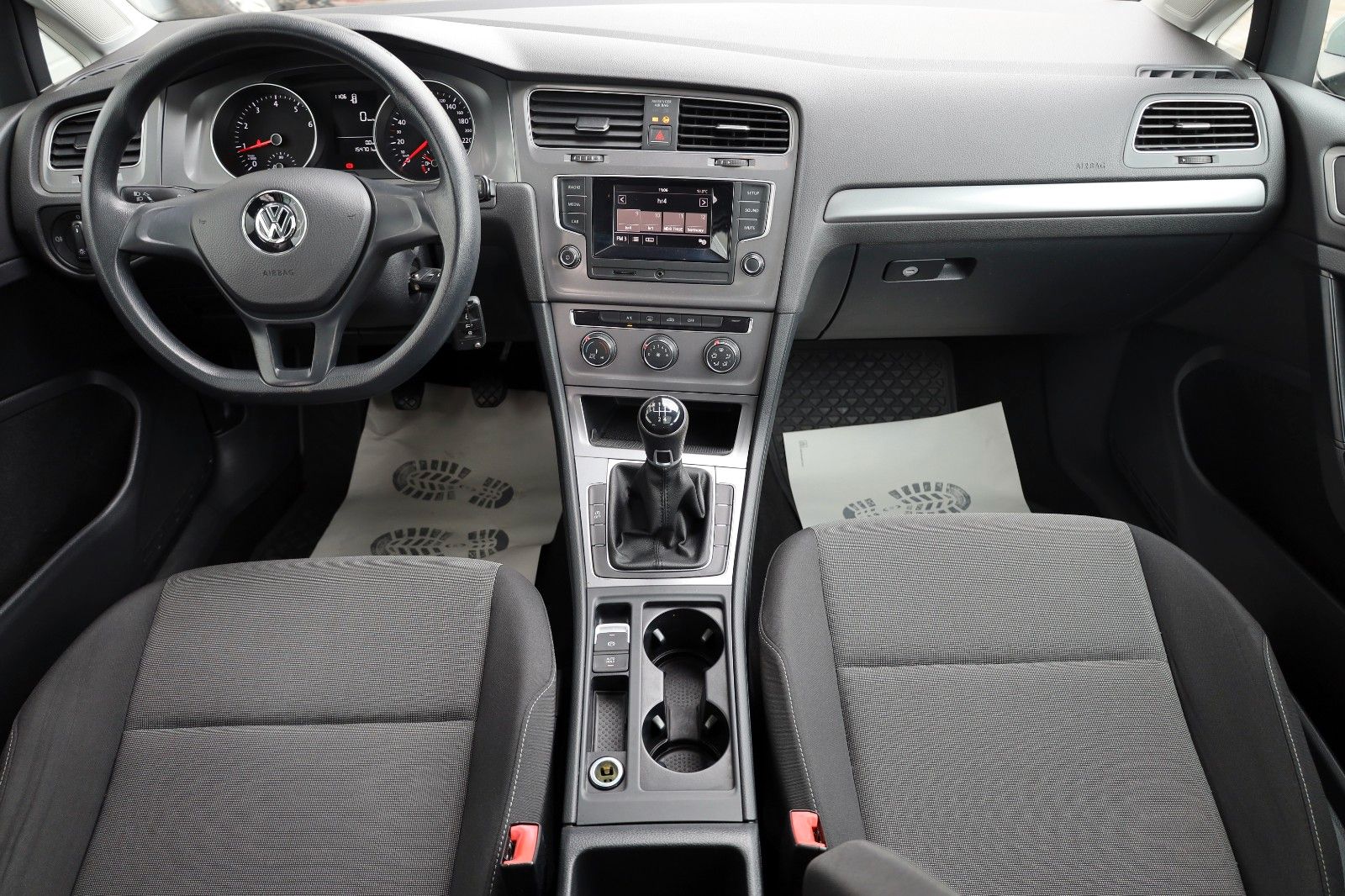 Fahrzeugabbildung Volkswagen Golf VII Lim. Trendline Panorama,8 fach bereift!