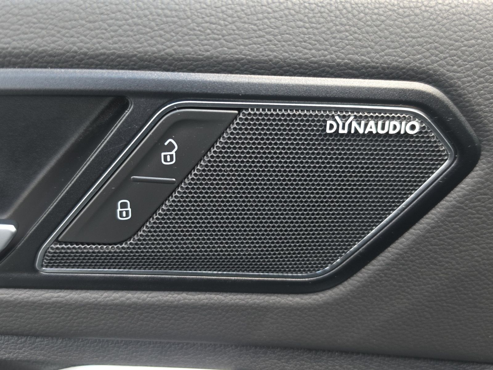 Fahrzeugabbildung Volkswagen Tiguan  R-LINE HiGHLiNE  4MOTION PANORAMA DACH